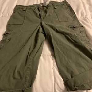 Olive green twill crop Capri cargo pants